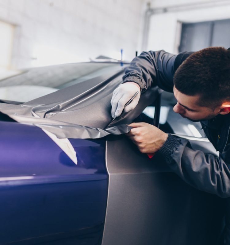 Car,Wrapping,Specialist,Putting,Vinyl,Foil,Or,Film,On,Car.